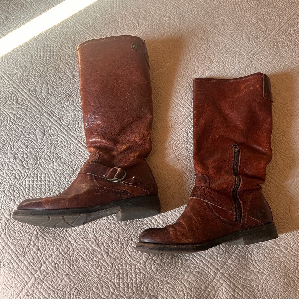 Børn Woman’s Size 9 Heeled Leather Boots Red Brown with Classic Zip Side Design